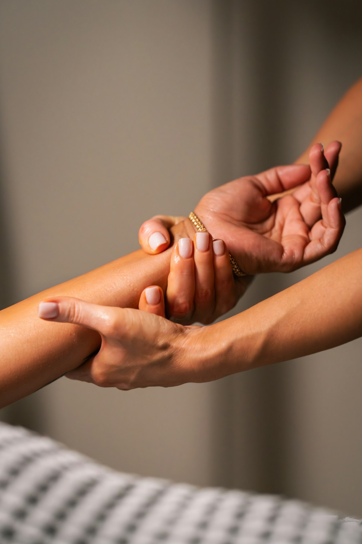 Terapeuta realizando un masaje en el brazo